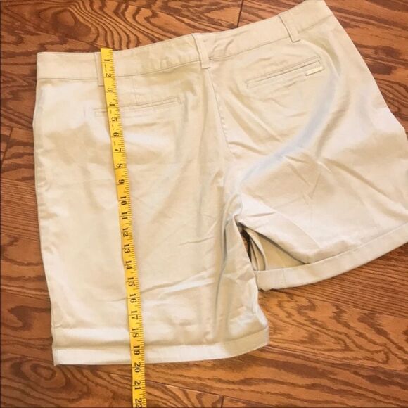 New York & Co Khaki Shorts: The Perfect Addition to Your Summer Wardrobe Sz 18 - Picture 5 of 10
